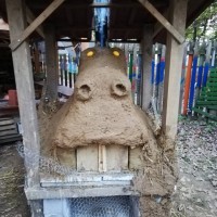 Gradnja peči za pico na Doživljajskem igrišču